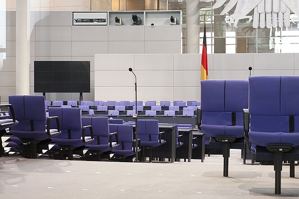 Symbolbild zeigt leere Stühle im Deutschen Bundestag