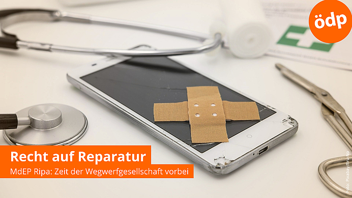 Defektes Handy mit Pflaster und Verbandsmaterial