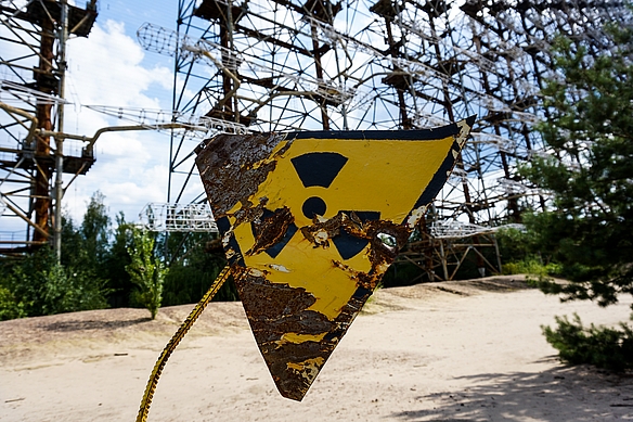 Verrostetes Schild mit dem Warnsymbol Radioaktiv