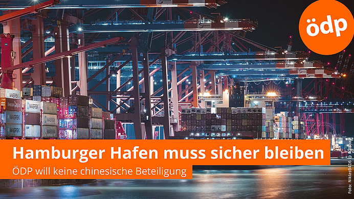 Container am nächtlichen Hamburger Hafen mit Kränen