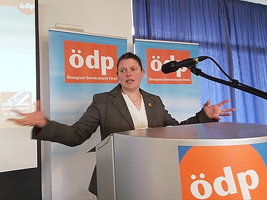 ÖDP-Landesvorsitzende Agnes Becker am Rednerpult