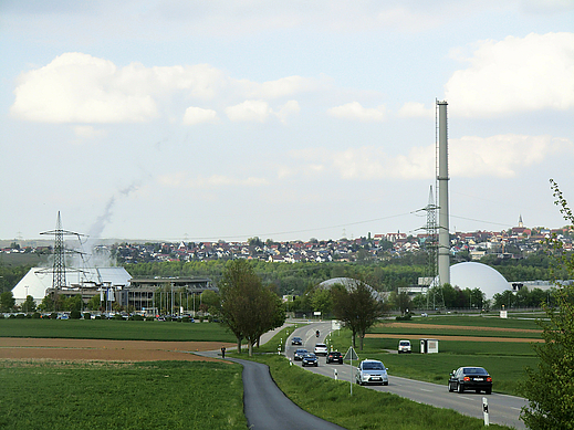 Blick auf AKW Neckarwestheim mit Reaktorgehäuse und Kühlturm