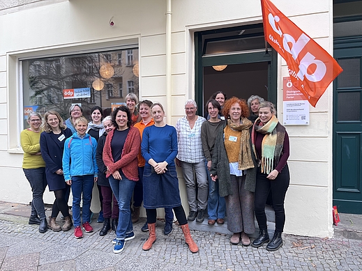 Teilnehmerinnen am Frauen-Workshop der ÖDP vor der Geschäftsstelle in Berlin