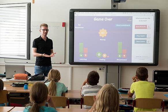 Lehrer erhöht die Medienkompetenz von Grundschülern am Beispiel Videospiele