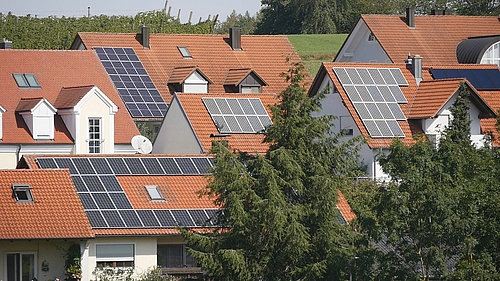 Photovoltaik-Module auf Hausdächern 