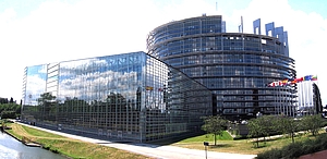Europaeisches parlament strassburg mit flaggen