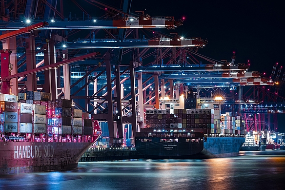 Container am nächtlichen Hamburger Hafen mit Kränen