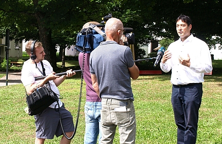 TV-Team interviewt ÖDP-Bürgermeister Markus Hollemann