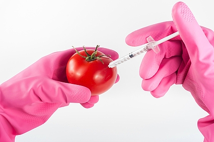 Tomate mit Spritze