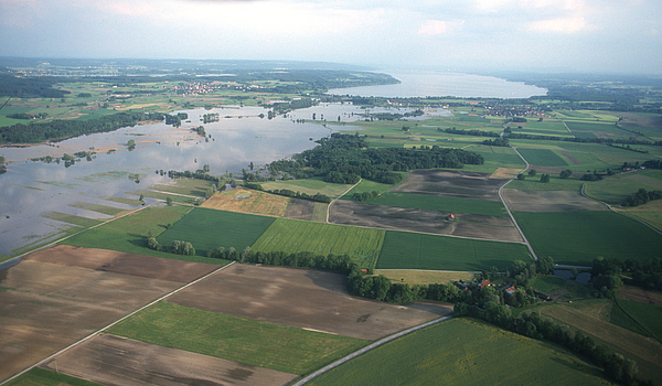 Ausbaufähig: Selbst bei der Flutkatastrophe von Pfingsten 1999 wurden große unbesiedelte Flächen noch nicht überschwemmt. Das änderte sich erst ab 2013, als die Sohlschwelle fertig gestellt wurde und ein größerer Bereich als Auffangbecken zur Verfügung stand. Seither bleiben die Anwohner(innen) der Amper von größeren Überschwemmungen verschont. Foto: Peter Knoll