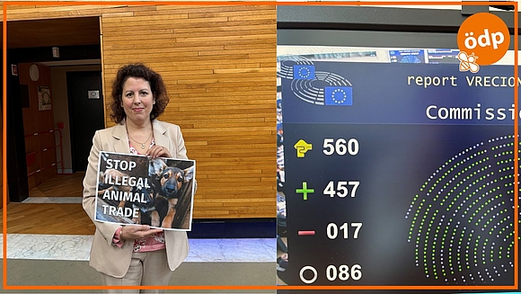 Manuela Ripa mit Schild "Stop illegal animal trade"