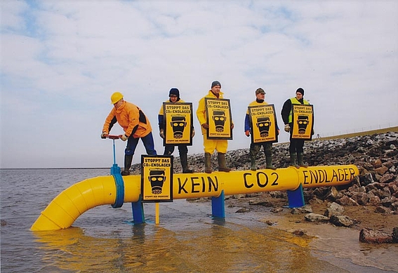 Mitglieder der Bürgerinitiative protestieren am Wattenmeer gegen geplante CO2 Speicherung