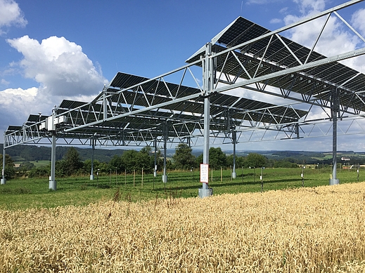 Agri-Photovoltaikanlage mit Feld im Vordergrund