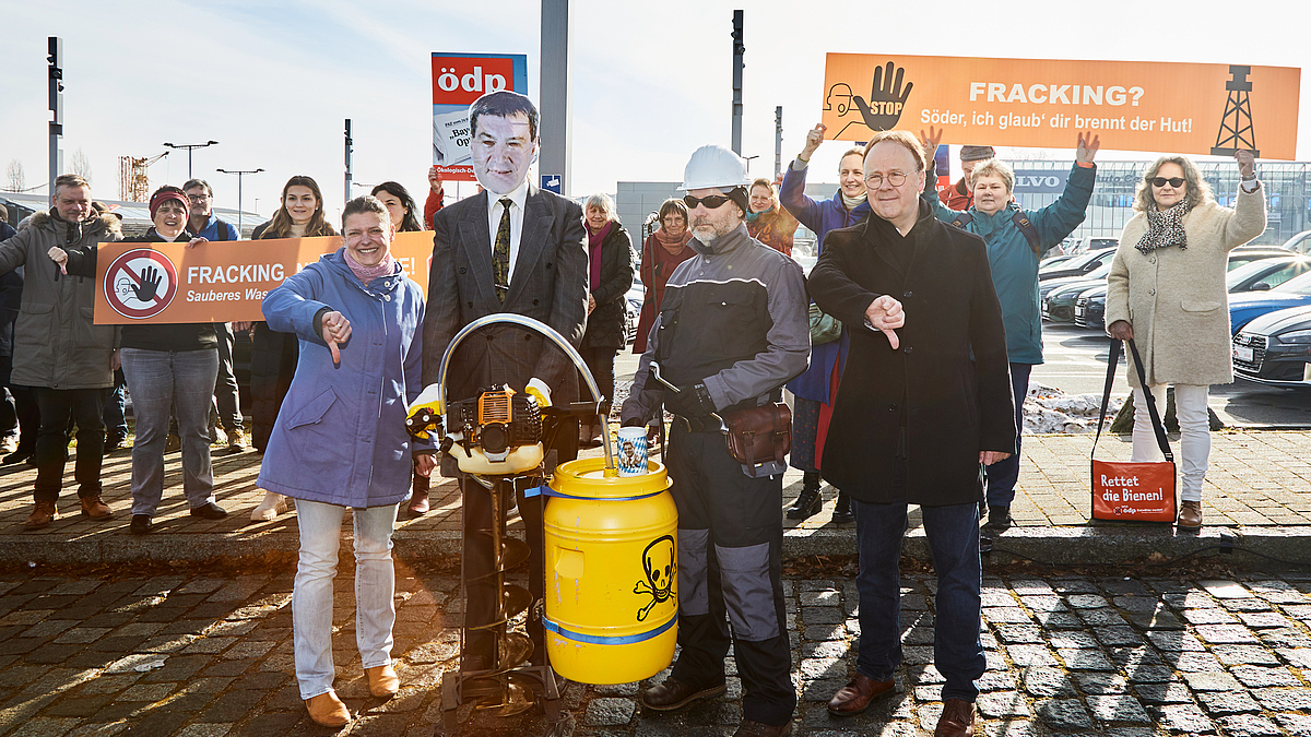 Beim Protest-„Probebohren“ vor der CSU-Halle (vorne, von links): die bayerische ÖDP-Landesvorsitzende Agnes Becker, Markus-Söder-Double mit unterstützendem „Bergbau-Ingenieur“ und der niederbayerische ÖDP-Bezirksrat Urban Mangold.