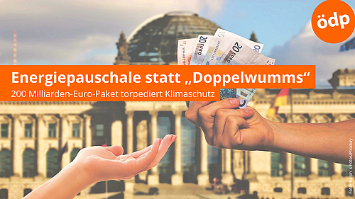 Männliche Hand gibt weiblicher Hand Euroscheine (ca. 100 €) vor dem Reichstagsgebäude