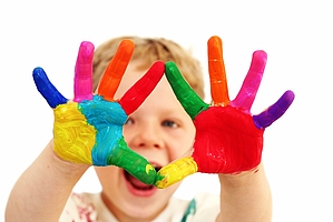 i Stock Kind mit farbigen Haenden