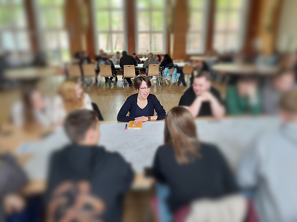 Andrea Brieger beim politischen „Speed-Dating“ im Oberstufenzentrum Barnim (Brandenburg). Die Schülerinnen und Schüler wurden aus Datenschutzgründen unkenntlich gemacht / Foto: R. Heckler