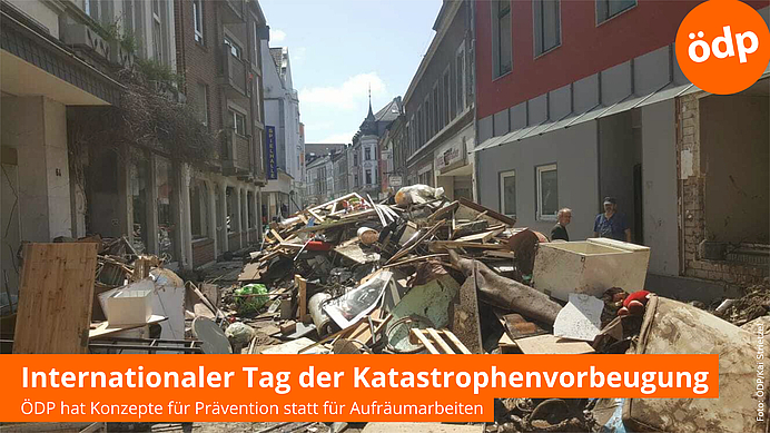 Verwüstungen nach der Flutkatastrophe in Stolberg, zerstörte Möbel und Schmutz türmen sich in einer Strasse
