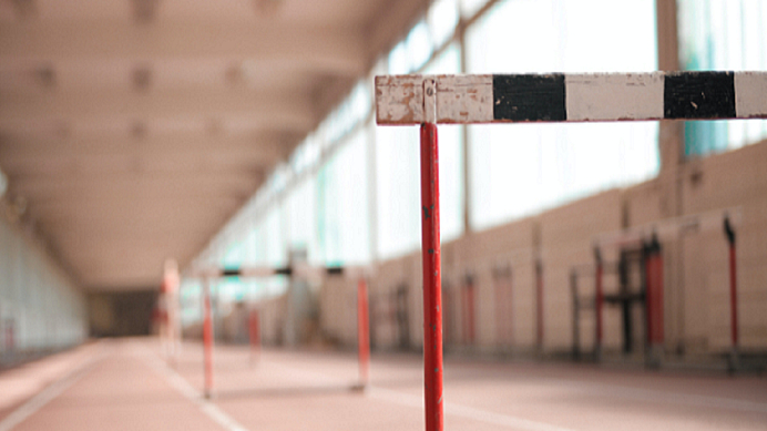 Hürde in leerer Sporthalle