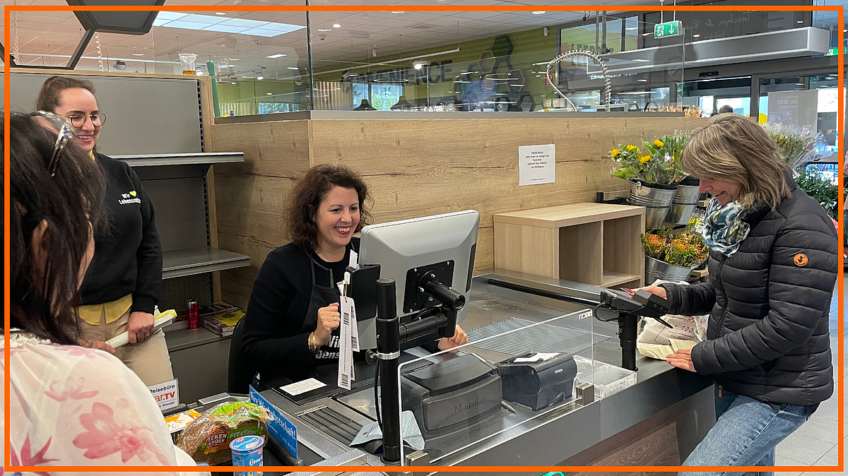 Manuela Ripa kassiert in einem Edeka-Markt in Saarbrücken