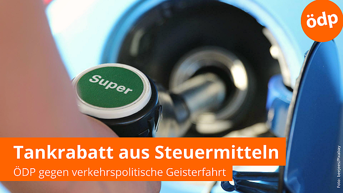 Hand am Tankstutzen für Superbenzin