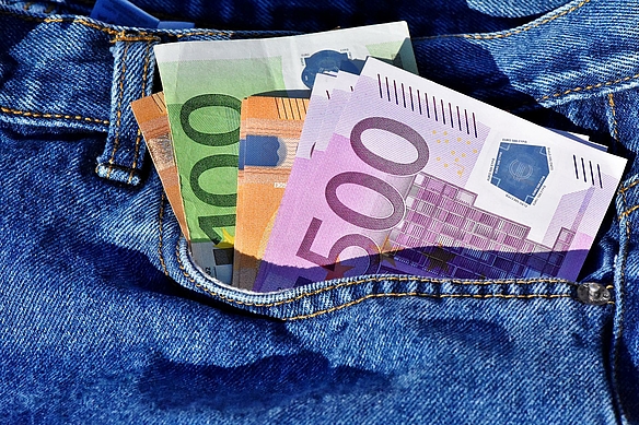 Jeanshosentasche mit großen Euroscheinen