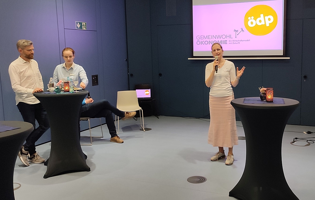 Charlotte Schmid begrüßt Gäste der Partei bei der Feier zur GWÖ-Zertifizierung der ÖDP in Berlin.  Foto: Gerd Pfitzenmaier