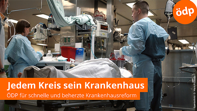 Symbolbild zeigt Krankenhauspersonal und Patienten unter Decke auf einem OP-Tisch