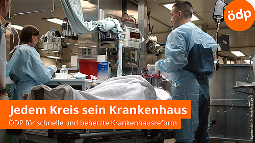 Symbolbild zeigt Krankenhauspersonal und Patienten unter Decke auf einem OP-Tisch