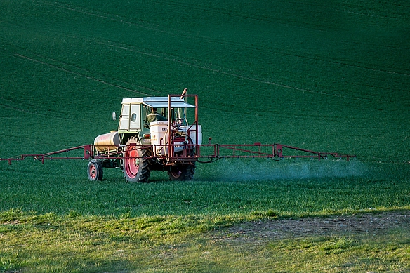 Traktor auf Acker