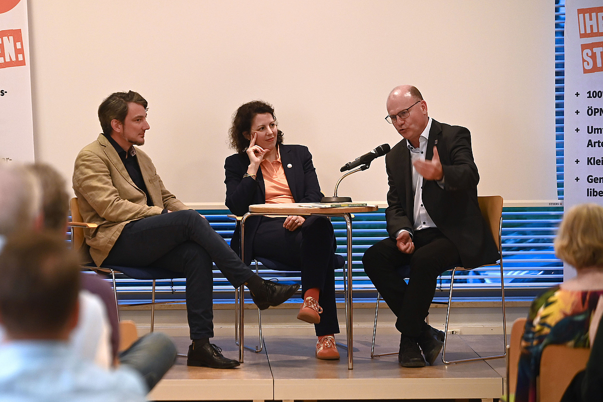 Packende Podiumsdiskussion: Steffen Gölzner (links), Vorsitzender der ÖDP München, moderiert die Podiumsdiskussion zum Thema Artenvielfalt. MdEP Manuela Ripa teilt ihre Kritik an der seit einigen Jahren umweltpolitisch deutlich rückwärtsgewandten EU-Politik mit Dr. Norbert Schäffer vom LBV. Foto: Peter Knoll