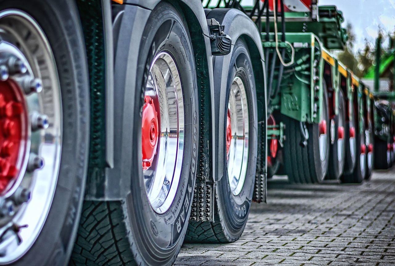 Lkw-Räder -- pixabay.com / tama66