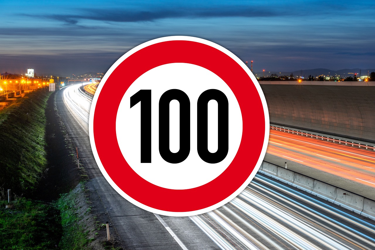 Tempolimit 100 -- pixabay.com / ClimateWarrior