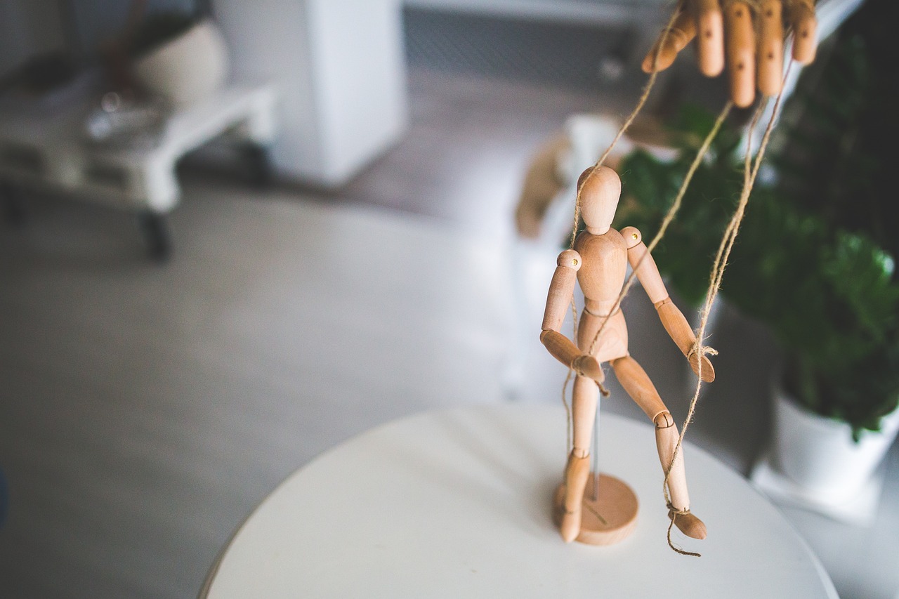 Symbolbild Marionette -- pixabay.com/ kaboompics