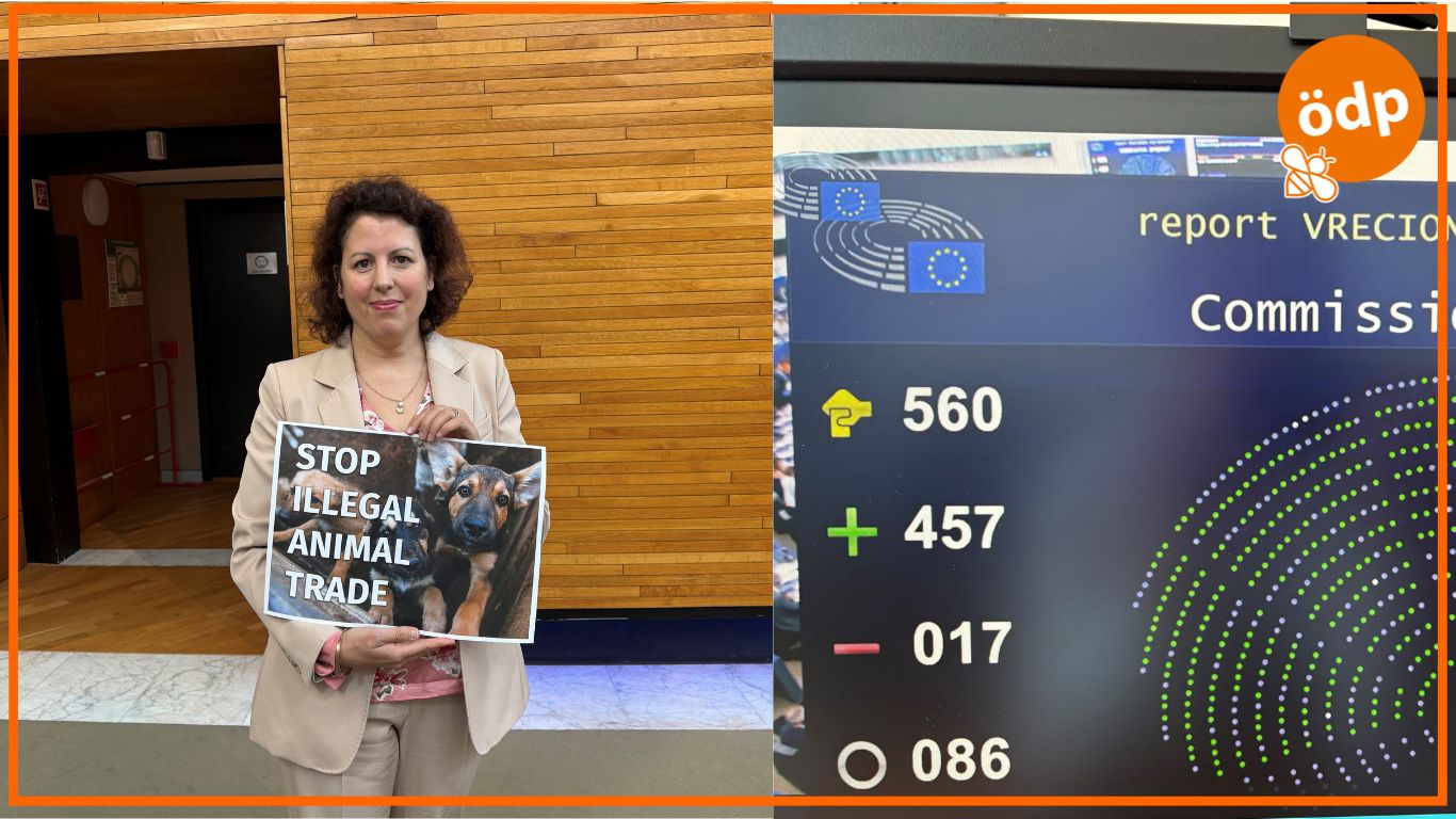Manuela Ripa mit Schild "Stop illegal animal trade"